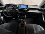 Peugeot 2008 1.2 PureTech Allure Sport 131Pk Automaat (VIRTUAL COCKPIT, APPLE CARPLAY, GROOT NAVI, 360 CAMERA, KEYLESS, SPORTSTOELEN, GETINT GLAS, LEDER, NIEUWE APK, NIEUWSTAAT)