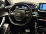 Peugeot 2008 1.2 PureTech Allure Sport 131Pk Automaat (VIRTUAL COCKPIT, APPLE CARPLAY, GROOT NAVI, 360 CAMERA, KEYLESS, SPORTSTOELEN, GETINT GLAS, LEDER, NIEUWE APK, NIEUWSTAAT)