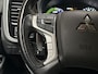 Mitsubishi Outlander 2.4 PHEV Deluxe 225Pk Automaat (NAVIGATIE, CAMERA, STOELVERWARMING, GETINT GLAS, SPORTSTOELEN, CRUISE, NIEUWE APK, NIEUWSTAAT)