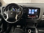 Mitsubishi Outlander 2.4 PHEV Deluxe 225Pk Automaat (NAVIGATIE, CAMERA, STOELVERWARMING, GETINT GLAS, SPORTSTOELEN, CRUISE, NIEUWE APK, NIEUWSTAAT)