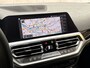 BMW 3-Serie 318i Sport Line 156Pk Automaat (VIRTUAL COCKPIT, DEALER ONDERHOUDEN, GROOT NAVI, LEDER, ZWART HEMEL, SPORTSTOELEN, GETINT GLAS, SFEERVERLICHTING, PARKEERSENSOREN, NIEUWE APK, NIEUWSTAAT)