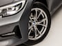 BMW 3-Serie 318i Sportline 156Pk Automaat (VIRTUAL COCKPIT, DEALER ONDERHOUDEN, GROOT NAVI, LEDER, ZWART HEMEL, SPORTSTOELEN, GETINT GLAS, SFEERVERLICHTING, PARKEERSENSOREN, NIEUWE APK, NIEUWSTAAT)