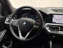 BMW 3-Serie 318i Sport Line 156Pk Automaat (VIRTUAL COCKPIT, DEALER ONDERHOUDEN, GROOT NAVI, LEDER, ZWART HEMEL, SPORTSTOELEN, GETINT GLAS, SFEERVERLICHTING, PARKEERSENSOREN, NIEUWE APK, NIEUWSTAAT)