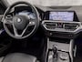 BMW 3-Serie 318i Sportline 156Pk Automaat (VIRTUAL COCKPIT, DEALER ONDERHOUDEN, GROOT NAVI, LEDER, ZWART HEMEL, SPORTSTOELEN, GETINT GLAS, SFEERVERLICHTING, PARKEERSENSOREN, NIEUWE APK, NIEUWSTAAT)