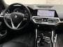 BMW 3-Serie 318i Sport Line 156Pk Automaat (VIRTUAL COCKPIT, DEALER ONDERHOUDEN, GROOT NAVI, LEDER, ZWART HEMEL, SPORTSTOELEN, GETINT GLAS, SFEERVERLICHTING, PARKEERSENSOREN, NIEUWE APK, NIEUWSTAAT)