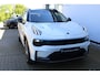 Lynk & Co 01 1.5 | 360° camera | Panorama dak | Besturdersstoel elektrisch verstelbaar met memory | Stoelverwarming | Schuif/kantel dak | Adaptive cruise | Keyless entry/start | Dodehoek detector | Elektrisch bedienbare achterklep | Draadloze telefoonlader | Apple CarPlay/Android Auto | Virtueel dashboard | Lane assist | Infinity audio |