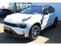 Lynk & Co 01 1.5 | 360° camera | Panorama dak | Besturdersstoel elektrisch verstelbaar met memory | Stoelverwarming | Schuif/kantel dak | Adaptive cruise | Keyless entry/start | Dodehoek detector | Elektrisch bedienbare achterklep | Draadloze telefoonlader | Apple CarPlay/Android Auto | Virtueel dashboard | Lane assist | Infinity audio |