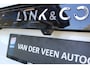 Lynk & Co 01 1.5 | 360° camera | Panorama dak | Besturdersstoel elektrisch verstelbaar met memory | Stoelverwarming | Schuif/kantel dak | Adaptive cruise | Keyless entry/start | Dodehoek detector | Elektrisch bedienbare achterklep | Draadloze telefoonlader | Apple CarPlay/Android Auto | Virtueel dashboard | Lane assist | Infinity audio |