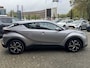 Toyota C-HR / C-HR+ 2.0 HYBRID DYNAMIC TREKHAAK 4S-BANDEN NAVI PARK-SENSOREN 18''LMV APPLE/ANDROID CAMERA BLUETOOTH NL-AUTO AD-CRUISE