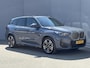 BMW X1 xDrive30e 326 PK M-SPORT / Fabrieksgarantie tot 05-2028 / Glazen schuif- en kanteldak / Head Up Display / Elektrisch trekhaak / Trekgewicht 1800 kg / Elektrische achterklep / Rondomzicht camera / Stuur- & Stoel verwarming / Adaptief cruise control /