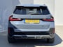 BMW X1 xDrive30e 326 PK M-SPORT / Fabrieksgarantie tot 05-2028 / Glazen schuif- en kanteldak / Head Up Display / Elektrisch trekhaak / Trekgewicht 1800 kg / Elektrische achterklep / Rondomzicht camera / Stuur- & Stoel verwarming / Adaptief cruise control /