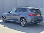 BMW X1 xDrive30e 326 PK M-SPORT / Fabrieksgarantie tot 05-2028 / Glazen schuif- en kanteldak / Head Up Display / Elektrisch trekhaak / Trekgewicht 1800 kg / Elektrische achterklep / Rondomzicht camera / Stuur- & Stoel verwarming / Adaptief cruise control /