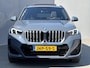 BMW X1 xDrive30e 326 PK M-SPORT / Fabrieksgarantie tot 05-2028 / Glazen schuif- en kanteldak / Head Up Display / Elektrisch trekhaak / Trekgewicht 1800 kg / Elektrische achterklep / Rondomzicht camera / Stuur- & Stoel verwarming / Adaptief cruise control /