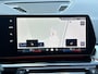BMW X1 xDrive30e 326 PK M-SPORT / Fabrieksgarantie tot 05-2028 / Glazen schuif- en kanteldak / Head Up Display / Elektrisch trekhaak / Trekgewicht 1800 kg / Elektrische achterklep / Rondomzicht camera / Stuur- & Stoel verwarming / Adaptief cruise control /
