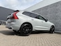Volvo XC60 T6 Plug-in hybrid AWD Plus Black Edition | Facelift | Harman Kardon Audio | Head-up Display | 360 Graden Camera | Panoramadak | Lichtmetalen Velgen 21 inch | Elektrisch Verstelbare Voorstoelen | Keyless Entry | BLIS