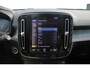 Volvo XC40 1.5 T4 Recharge Inscription | Panoramadak | Elek. bed. voorstoelen met geheugen | Semi elek. trekhaak | Verwarmbare voorstoelen | Verwarmbaar stuurwiel | 360 graden camera | Verwarmbare achterbank | Keyless entry | Premium audio by Harman Kardon | Adaptive cruise control | Blind spot | Elektrische achterklep | Apple carplay |