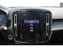 Volvo XC40 1.5 T4 Recharge Inscription | Panoramadak | Elek. bed. voorstoelen met geheugen | Semi elek. trekhaak | Verwarmbare voorstoelen | Verwarmbaar stuurwiel | 360 graden camera | Verwarmbare achterbank | Keyless entry | Premium audio by Harman Kardon | Adaptive cruise control | Blind spot | Elektrische achterklep | Apple carplay |