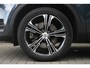 Volvo XC40 1.5 T4 Recharge Inscription | Panoramadak | Elek. bed. voorstoelen met geheugen | Semi elek. trekhaak | Verwarmbare voorstoelen | Verwarmbaar stuurwiel | 360 graden camera | Verwarmbare achterbank | Keyless entry | Premium audio by Harman Kardon | Adaptive cruise control | Blind spot | Elektrische achterklep | Apple carplay |