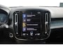 Volvo XC40 1.5 T4 Recharge Inscription | Panoramadak | Elek. bed. voorstoelen met geheugen | Semi elek. trekhaak | Verwarmbare voorstoelen | Verwarmbaar stuurwiel | 360 graden camera | Verwarmbare achterbank | Keyless entry | Premium audio by Harman Kardon | Adaptive cruise control | Blind spot | Elektrische achterklep | Apple carplay |