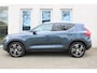 Volvo XC40 1.5 T4 Recharge Inscription | Panoramadak | Elek. bed. voorstoelen met geheugen | Semi elek. trekhaak | Verwarmbare voorstoelen | Verwarmbaar stuurwiel | 360 graden camera | Verwarmbare achterbank | Keyless entry | Premium audio by Harman Kardon | Adaptive cruise control | Blind spot | Elektrische achterklep | Apple carplay |
