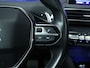 Peugeot 5008 1.2 PureTech Allure Sport (PANORAMADAK,APPLE CARPLAY,NAVI,CAMERA,GETINT,ELEKTRISCHE STOELEN,SPORTSTOELEN,LM VELGEN)
