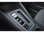 Volkswagen Golf Life Edition eHybrid | 'App-Connect' draadloze smartphone integratie | Achterbank in ongelijke delen neerklapbaar incl. middenarmsteun en doorlaadmogelijkheid | Achteruitrijcamera (Rear View)