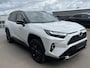 Toyota RAV4 2.5 Hybrid AWD Bi-tone Trekhaak, navigatie Apple CarPlay/Android Auto, parkeersensoren v&a, stoelverwarming, stuurverwarming, elektr. achterklep