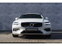 Volvo V60 B3 Momentum Aut. | Lederen Bekleding | Achteruitrijcamera | Parkeersensoren | Stoelverwarming | BLIS | Cruise Control Adaptief | Navigatie | Apple Carplay | Android Auto