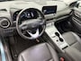 Hyundai Kona Electric EV Limited 64 kWh 3- Fase SOH 94,6% | Warmtepomp | Elektrisch Schuif/Kanteldak | Trekhaak | Camera | Leer | Head-Up Display