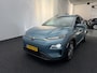 Hyundai Kona Electric EV Limited 64 kWh 3- Fase SOH 94,6% | Warmtepomp | Elektrisch Schuif/Kanteldak | Trekhaak | Camera | Leer | Head-Up Display