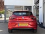 Renault Clio V 1.6 E-Tech Hybrid 145 Evolution Dealeronderhouden | All seasonbanden | Parkeersensoren voor + achter | Premium kleur rouge flamme | Armsteun | Easylink navigatiesysteem | Apple Carplay/Android Auto