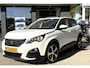 Peugeot 3008 130 Pk Luxe Benzine * AUTOMAAT * Open Schuifdak * L.M. Velgen * Achteruitrij Camera * Keyless Start Button * Climate & Cruise Control * Navigatie & Spotify via Apple Carplay / Android Auto * Vingerhoets; Vierde Generatie Eersteklas Service. Al meer dan 100 jaar een begrip in de Brabantse Kempen.