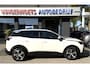 Peugeot 3008 130 Pk Luxe Benzine * AUTOMAAT * Open Schuifdak * L.M. Velgen * Achteruitrij Camera * Keyless Start Button * Climate & Cruise Control * Navigatie & Spotify via Apple Carplay / Android Auto * Vingerhoets; Vierde Generatie Eersteklas Service. Al meer dan 100 jaar een begrip in de Brabantse Kempen.
