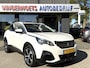Peugeot 3008 130 Pk Luxe Benzine * AUTOMAAT * Open Schuifdak * L.M. Velgen * Achteruitrij Camera * Keyless Start Button * Climate & Cruise Control * Navigatie & Spotify via Apple Carplay / Android Auto * Vingerhoets; Vierde Generatie Eersteklas Service. Al meer dan 100 jaar een begrip in de Brabantse Kempen.