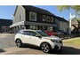 Peugeot 3008 130 Pk Luxe Benzine * AUTOMAAT * Open Schuifdak * L.M. Velgen * Achteruitrij Camera * Keyless Start Button * Climate & Cruise Control * Navigatie & Spotify via Apple Carplay / Android Auto * Vingerhoets; Vierde Generatie Eersteklas Service. Al meer dan 100 jaar een begrip in de Brabantse Kempen.