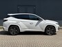 Hyundai Tucson 1.6 T-GDI PHEV N Line Sky 4WD / Dealer onderhouden / Fabrieksgarantie tot 03-2027 / Trekgewicht 1350 kg / Glazen schuif- en kanteldak / Elektrische achterklep / Stuur- Stoel & Achterbank verwarming / Adaptief cruise control / Rondomzicht camera / Stoelventilatie /