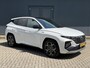 Hyundai Tucson 1.6 T-GDI PHEV N Line Sky 4WD / Dealer onderhouden / Fabrieksgarantie tot 03-2027 / Trekgewicht 1350 kg / Glazen schuif- en kanteldak / Elektrische achterklep / Stuur- Stoel & Achterbank verwarming / Adaptief cruise control / Rondomzicht camera / Stoelventilatie /