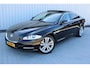 Jaguar XJ 2.0 Portfolio | Cruise control | Stoel/stuurverwarming | Keyless start & entry | Navigatie | Parkeercamera | Climate control | 100% onderhouden | Schuif/kantel dak | Stuurkolom en stoelen elektrisch vertselbaar |