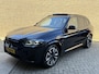 BMW iX3 Executive 80 kWh M-pakket | 98% SOH | Panoramadak | Facelift | Sportstoelen | Leder | Camera | Adaptieve cruise | Lane assist | Dodehoekdetectie | LED | DAB | Apple CarPlay / Android Auto | Sfeerverlichting |19 inch M-velgen | Elektrische achterklep | Volledig onderhouden