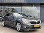BMW 3-Serie Gran Turismo 328i M Sport PANORAMADAK | HARMAN/KARDON | DODEHOEK DETECTIE| ACHTERUIT RIJ CAMERA | SPORT STOELEN|KEYLESS ENTRY/GO | NAVIGATIE |BI-XENON KOPLAMPEN | STOEL VERWARMING |
