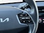 Kia EV6 Plus 77.4 kWh | 100% SOH | Adaptieve cruise | Warmtepomp | Lederen bekleding | Memory | Camera | Meridian sound | Apple CarPlay / Android Auto | Dodehoekdetectie | Stoelverwarming voor&achter | Stoelventilatie | Stuurverwarming | Sfeerverlichting | Elektrische achterklep | Volledig onderhouden