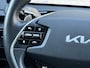 Kia EV6 Plus 77.4 kWh | 100% SOH | Adaptieve cruise | Warmtepomp | Lederen bekleding | Memory | Camera | Meridian sound | Apple CarPlay / Android Auto | Dodehoekdetectie | Stoelverwarming voor&achter | Stoelventilatie | Stuurverwarming | Sfeerverlichting | Elektrische achterklep | Volledig onderhouden