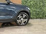 Volvo XC40 T4 Aut. Inscription Luxury | Full Option! | Schuifdak | Trekhaak | 360° Camera | All Season banden | Harman Kardon | Bestuurdersstoel elektrisch geheugen | Adaptieve Cruise Control | Full LED meesturende koplampen | Standkachel met Volvo On Call App | Stoelverwarming voor+achter | Stuurwielverwarming | Passagiersstoel elektrisch | Pilot Assist | BLIS Dode Hoek Detectie | Lederen bekleding | Zitting verlenging voorstoelen | 19 Inch | Keyless Drive | Parkeersensoren voor+achter | Privacy Glass | Elektrisch bedienbare achterklep | Climate Control L+R | Alarm Klasse III | Breestralers in voorbumper | Automatisch dimmende binnen en buitenspiegels | DAB Radio | Apple Carplay/Android Auto | Draadloos telefoon opladen | Volvo On Call met mobiele App functie | Denim Blue Metallic |