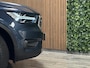 Volvo XC40 T4 Aut. Inscription Luxury | Full Option! | Schuifdak | Trekhaak | 360° Camera | All Season banden | Harman Kardon | Bestuurdersstoel elektrisch geheugen | Adaptieve Cruise Control | Full LED meesturende koplampen | Standkachel met Volvo On Call App | Stoelverwarming voor+achter | Stuurwielverwarming | Passagiersstoel elektrisch | Pilot Assist | BLIS Dode Hoek Detectie | Lederen bekleding | Zitting verlenging voorstoelen | 19 Inch | Keyless Drive | Parkeersensoren voor+achter | Privacy Glass | Elektrisch bedienbare achterklep | Climate Control L+R | Alarm Klasse III | Breestralers in voorbumper | Automatisch dimmende binnen en buitenspiegels | DAB Radio | Apple Carplay/Android Auto | Draadloos telefoon opladen | Volvo On Call met mobiele App functie | Denim Blue Metallic |