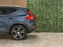 Volvo XC40 T4 Aut. Inscription Luxury | Full Option! | Schuifdak | Trekhaak | 360° Camera | All Season banden | Harman Kardon | Bestuurdersstoel elektrisch geheugen | Adaptieve Cruise Control | Full LED meesturende koplampen | Standkachel met Volvo On Call App | Stoelverwarming voor+achter | Stuurwielverwarming | Passagiersstoel elektrisch | Pilot Assist | BLIS Dode Hoek Detectie | Lederen bekleding | Zitting verlenging voorstoelen | 19 Inch | Keyless Drive | Parkeersensoren voor+achter | Privacy Glass | Elektrisch bedienbare achterklep | Climate Control L+R | Alarm Klasse III | Breestralers in voorbumper | Automatisch dimmende binnen en buitenspiegels | DAB Radio | Apple Carplay/Android Auto | Draadloos telefoon opladen | Volvo On Call met mobiele App functie | Denim Blue Metallic |