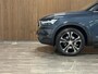 Volvo XC40 T4 Aut. Inscription Luxury | Full Option! | Schuifdak | Trekhaak | 360° Camera | All Season banden | Harman Kardon | Bestuurdersstoel elektrisch geheugen | Adaptieve Cruise Control | Full LED meesturende koplampen | Standkachel met Volvo On Call App | Stoelverwarming voor+achter | Stuurwielverwarming | Passagiersstoel elektrisch | Pilot Assist | BLIS Dode Hoek Detectie | Lederen bekleding | Zitting verlenging voorstoelen | 19 Inch | Keyless Drive | Parkeersensoren voor+achter | Privacy Glass | Elektrisch bedienbare achterklep | Climate Control L+R | Alarm Klasse III | Breestralers in voorbumper | Automatisch dimmende binnen en buitenspiegels | DAB Radio | Apple Carplay/Android Auto | Draadloos telefoon opladen | Volvo On Call met mobiele App functie | Denim Blue Metallic |