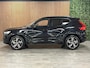 Volvo XC40 T5 Recharge R-Design | Schuifdak | Trekhaak | Onderkant mee gespoten incl. black pack | Adaptieve Cruise Control | Stoel en Stuurwielverwarming | Pilot Assist | Parkeercamera | Leder/alcantara R-Design bekleding met wit stiksel en bies | Zitting verlenging voorstoelen | 19 Inch | Keyless Drive | Parkeersensoren voor+achter | Privacy Glass | Elektrisch bedienbare achterklep | Climate Control L+R | Automatisch dimmende binnen en buitenspiegels | Regensensor | DAB Radio | Apple Carplay/Android Auto | Draadloos telefoon opladen | Volvo On Call met mobiele App functie | Onyx Black Metallic |
