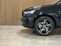 Volvo XC40 T5 Recharge R-Design | Schuifdak | Trekhaak | Onderkant mee gespoten incl. black pack | Adaptieve Cruise Control | Stoel en Stuurwielverwarming | Pilot Assist | Parkeercamera | Leder/alcantara R-Design bekleding met wit stiksel en bies | Zitting verlenging voorstoelen | 19 Inch | Keyless Drive | Parkeersensoren voor+achter | Privacy Glass | Elektrisch bedienbare achterklep | Climate Control L+R | Automatisch dimmende binnen en buitenspiegels | Regensensor | DAB Radio | Apple Carplay/Android Auto | Draadloos telefoon opladen | Volvo On Call met mobiele App functie | Onyx Black Metallic |