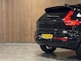 Volvo XC40 T5 Recharge R-Design | Schuifdak | Trekhaak | Onderkant mee gespoten incl. black pack | Adaptieve Cruise Control | Stoel en Stuurwielverwarming | Pilot Assist | Parkeercamera | Leder/alcantara R-Design bekleding met wit stiksel en bies | Zitting verlenging voorstoelen | 19 Inch | Keyless Drive | Parkeersensoren voor+achter | Privacy Glass | Elektrisch bedienbare achterklep | Climate Control L+R | Automatisch dimmende binnen en buitenspiegels | Regensensor | DAB Radio | Apple Carplay/Android Auto | Draadloos telefoon opladen | Volvo On Call met mobiele App functie | Onyx Black Metallic |