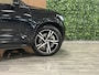 Volvo XC40 T5 Recharge R-Design | Schuifdak | Trekhaak | Onderkant mee gespoten incl. black pack | Adaptieve Cruise Control | Stoel en Stuurwielverwarming | Pilot Assist | Parkeercamera | Leder/alcantara R-Design bekleding met wit stiksel en bies | Zitting verlenging voorstoelen | 19 Inch | Keyless Drive | Parkeersensoren voor+achter | Privacy Glass | Elektrisch bedienbare achterklep | Climate Control L+R | Automatisch dimmende binnen en buitenspiegels | Regensensor | DAB Radio | Apple Carplay/Android Auto | Draadloos telefoon opladen | Volvo On Call met mobiele App functie | Onyx Black Metallic |